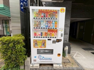 敷地内自動販売機 エントランス