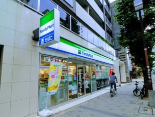 【コンビニ】ファミリーマート栄二丁目店 168m 周辺環境