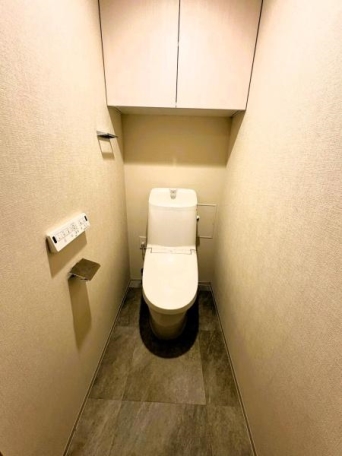 トイレも暖房付きで温かみあるリフォーム済みです!! トイレ