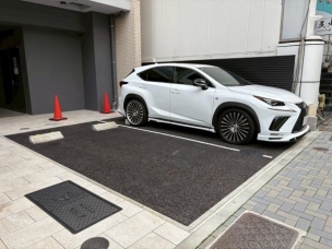 建物1階部分に駐車場を完備しております!! 駐車場