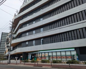 【コンビニ】ファミリーマートSTATION Ai店 800m 周辺環境