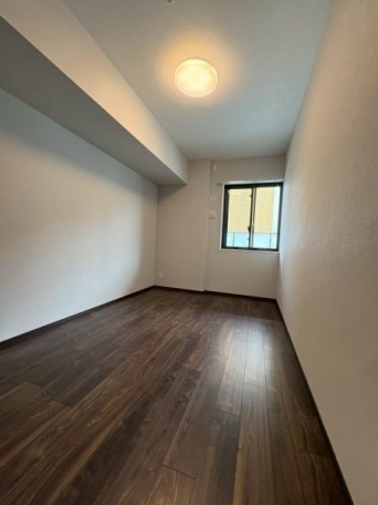南向きに出窓もございますので、比較的明るいお部屋です。
洋室