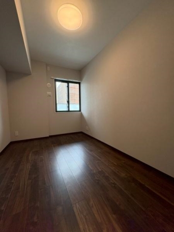 南向きに出窓がございますので、比較的明るいお部屋です。 洋室