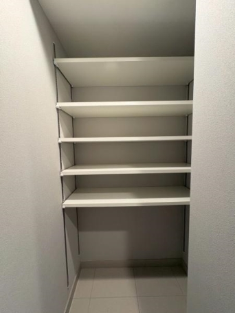 入口横のシューズクローゼットです!!
収納性も良好で、靴や荷物が多い方にもオススメです。 収納